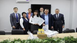 Координатор партийного проекта Единой Росссии "Школа грамотного потребителя" Сергей Токарев совместно с представителями регионального исполнительного комитета партиии "Единая Россия" поздравили региональных победителей конкурса «Лучший дом. Лучший двор».